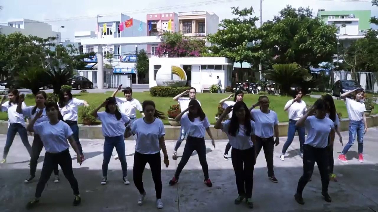 Flashmob sur la chanson "Elle me dit"