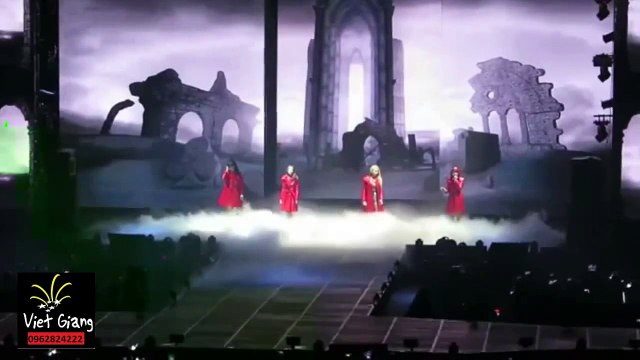 khoi lanh san khau - 2ne1 concert - if i were you (1)