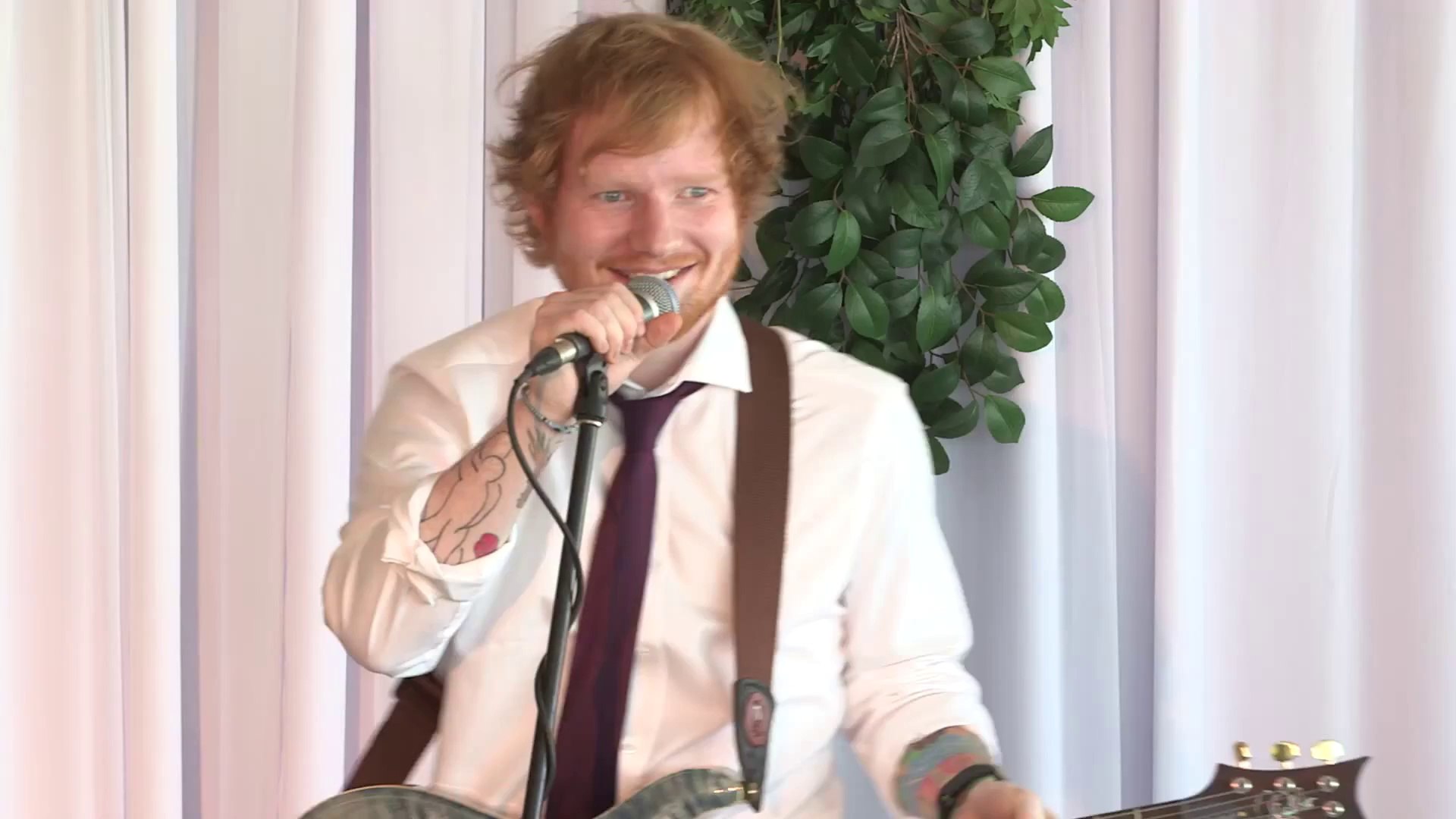 Ed Sheeran fait une surprise à un couple qui se marie... La mariée fini en pleurs!