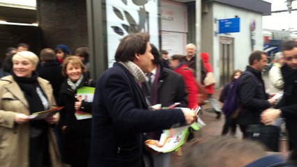 Jérôme Guedj en plein tractage devant la gare RER de Juvisy