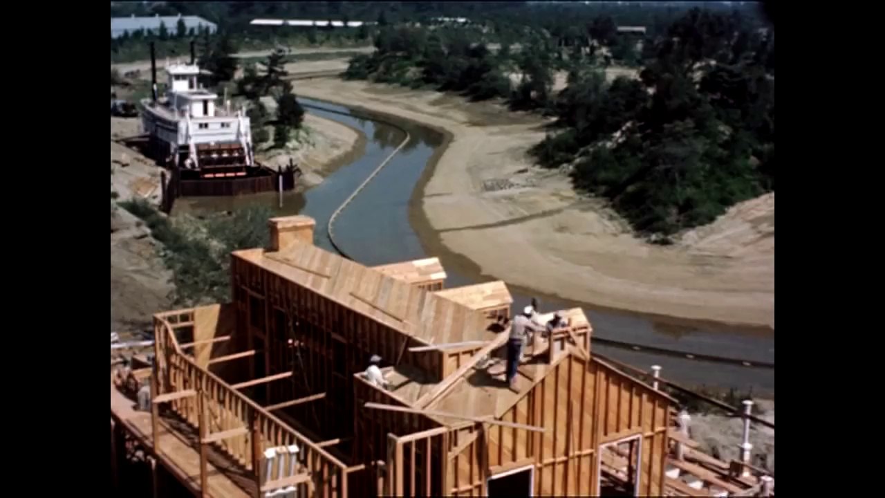 Time-Lapse de la construction du park Disneyland Resort