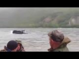 En russie une Jeep sert aussi de bateau!