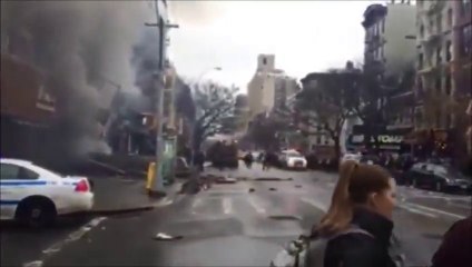 下载视频: Just after the Gas Explosion in Manhattan : Buildings collapse afer blast at New York's east village