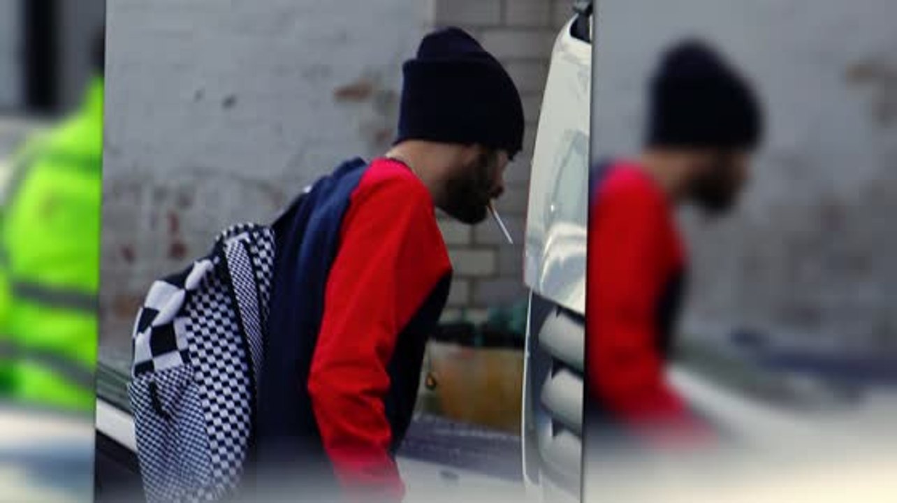 Zayn Malik betritt ein Aufnahmestudio