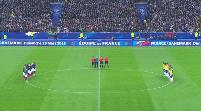 Crash de l'A320 : le silence du Stade de France en hommage aux victimes