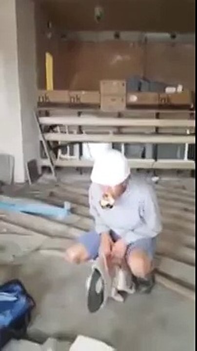 Il S'Ennuyait au Boulot.. Et Fait Mourir de Rire ses Collègues