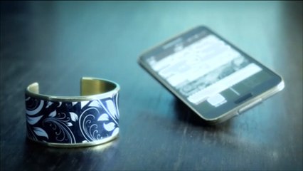 ابتكار أسورة ذكية تغير تصميمها وفق الملابس