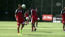 Cabeça, ombro, joelho e pé! Michel Bastos mostra habilidade em treino