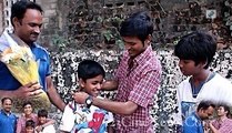 Dhanush Gifts Gold Chains to Kakka Muttai Team | 123 Cine news | Tamil Cinema News
