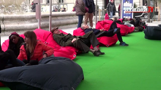 Petite sieste Place Saint-Sulpice pour la journée du sommeil