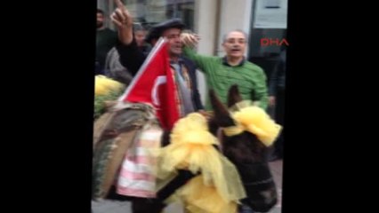 Mersin Gelin Gibi Süslediği Eşeğiyle Oy İstedi