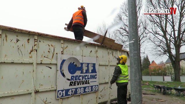 Chantier d'insertion : des jeunes déconstruisent le « 116 » à Persan