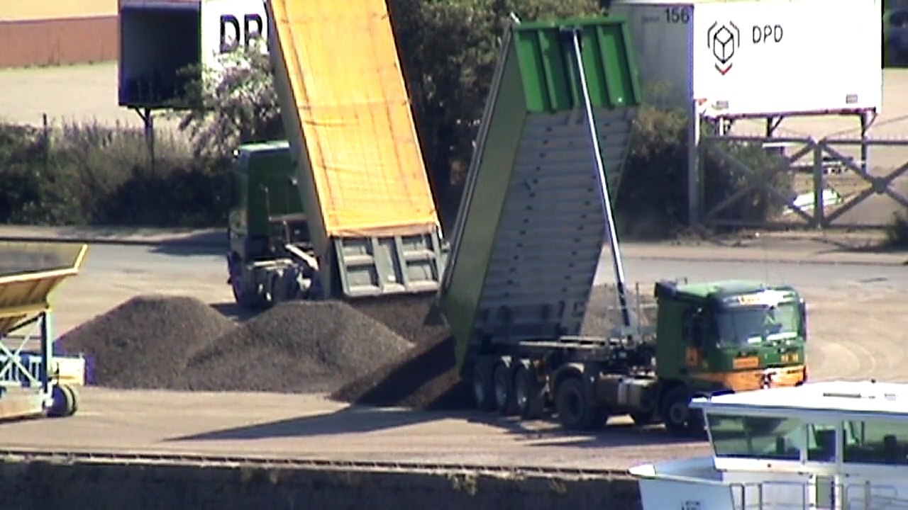 Beladung von Rheinschiffen mit Vulkanmaterial beim Rheinhafen Neuwied