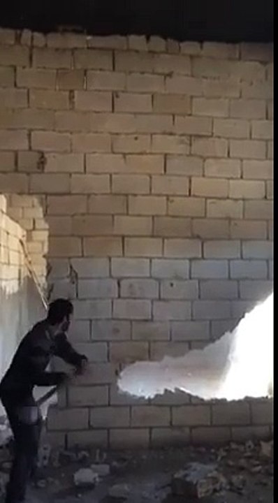 Régis détruit un mur