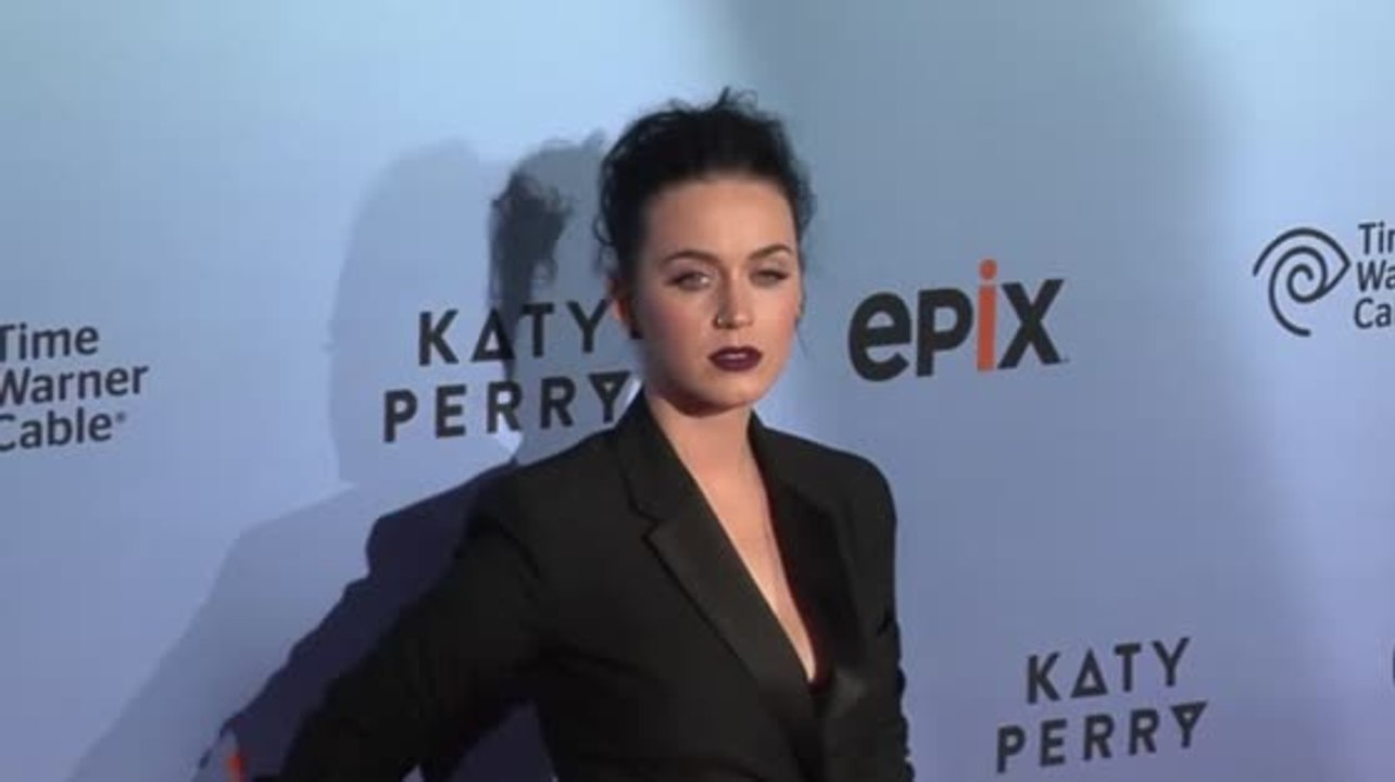 Katy perry glänzt bei der prismatic world tour film premiere