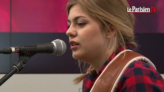 Louane chante «Tourne» en live au Parisien