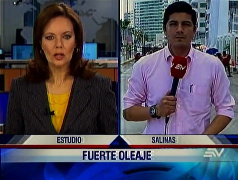 Continúa labores de limpieza tras fuerte oleaje en Malecón de Salinas