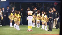 Kumi Koda Hanshin Tigers Opening Ceremony -Koda Kumi qui donne le coup d'envoie