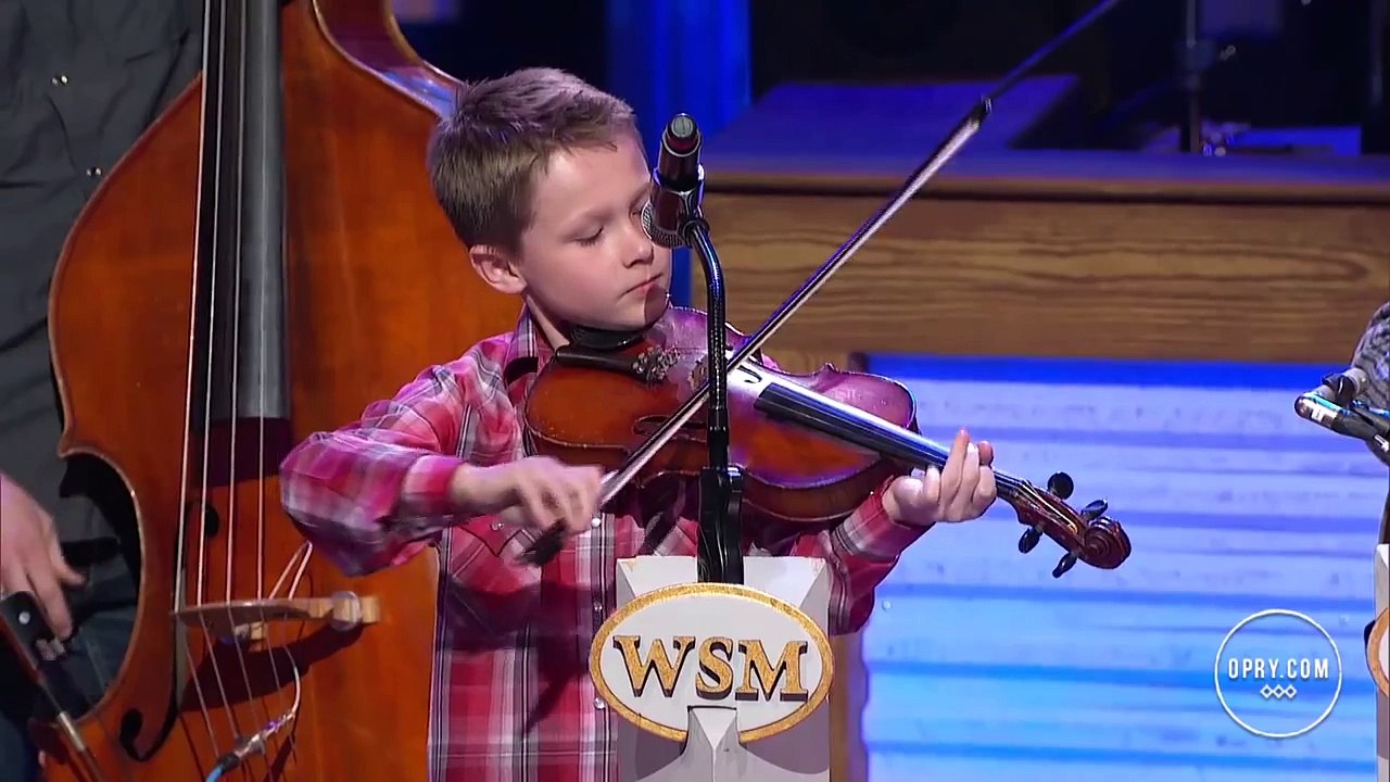 Küçük Kemancı Hem Çalıyor Hem Söylüyor