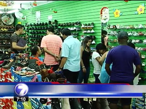 Con ofertas y descuentos, los comercios calientan la espera por el Viernes negro