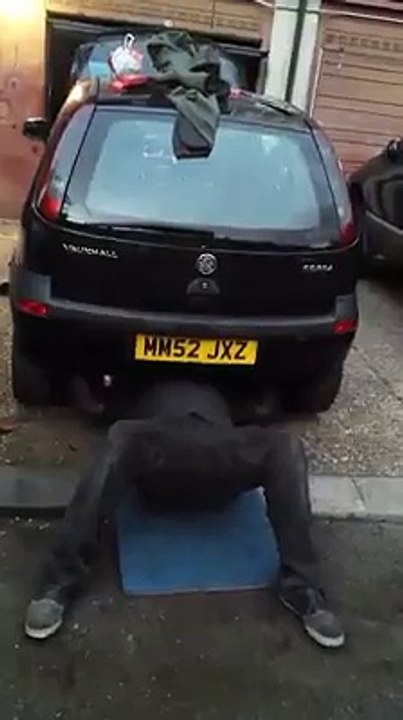 Ce mec est un FOU ce qu'il Fait avec sa Voiture est IMPRESSIONNANT