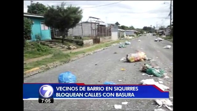 Vecinos de barrio en Siquirres bloquearon calle con muro de desechos
