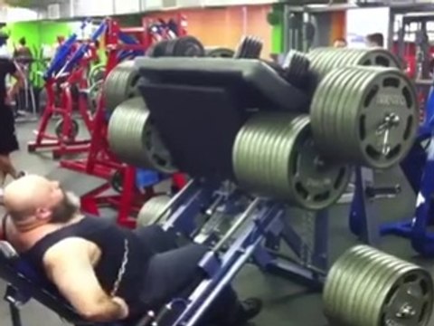 Ce mec soulève 1T700 de Poids de Musculation