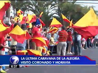 Un Solís emotivo es rodeado por una multitud con banderas rojas y amarillas