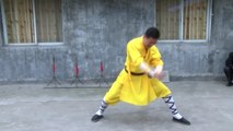 Nem furadeira na cabeça atrapalha este mestre em Shaolin Kung Fu!