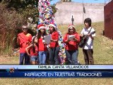 Una familia celebra la Navidad con villancicos a lo tico