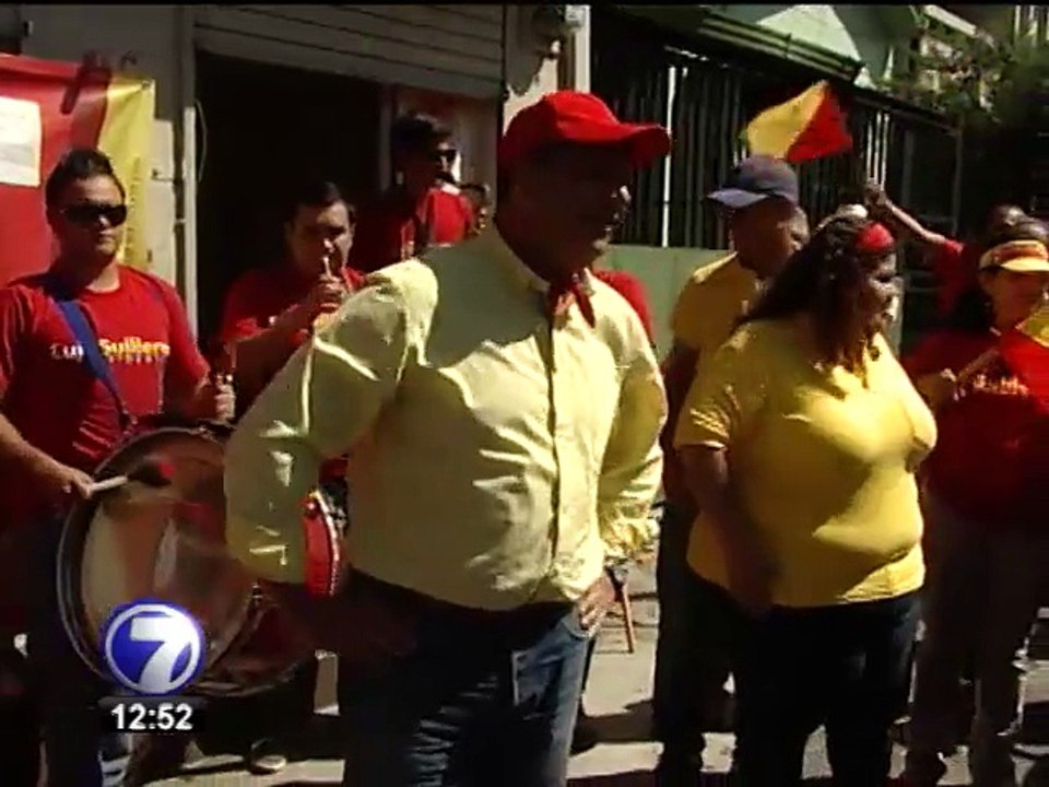 Luis Guillermo Solís comparte su mensaje caminando por barrios del país