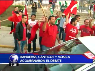 Simpatizantes de los partidos políticos arman la fiesta antes del debate