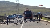 Şanlıurfa'daki Zincirleme Trafik Kazasının Olduğu Yerde Vatandaşlar 18 Ocak 2015'te Yol Kapatma...