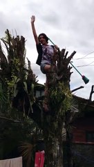 Şarkı söyleyen topa Elektrik çarptı