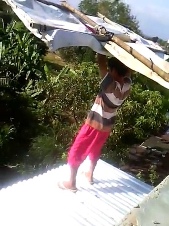 This kid believes he can fly : FAIL
