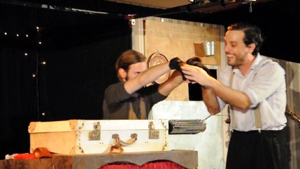 Spectacle la boite à gants. Le dressage des araignées!