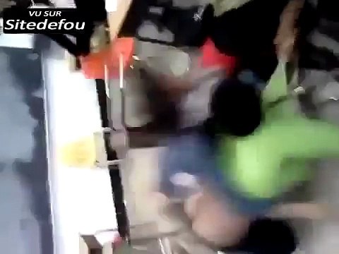 BASTON VIOLENTE EN PLEIN COURS !