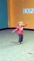 طفلة تقلد رقصة والدتها تشعل مواقع التواصل