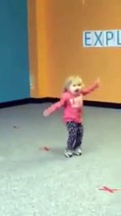 طفلة تقلد رقصة والدتها تشعل مواقع التواصل