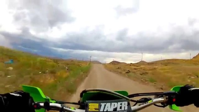 Un motard s'explose en motocross contre une poteau électrique