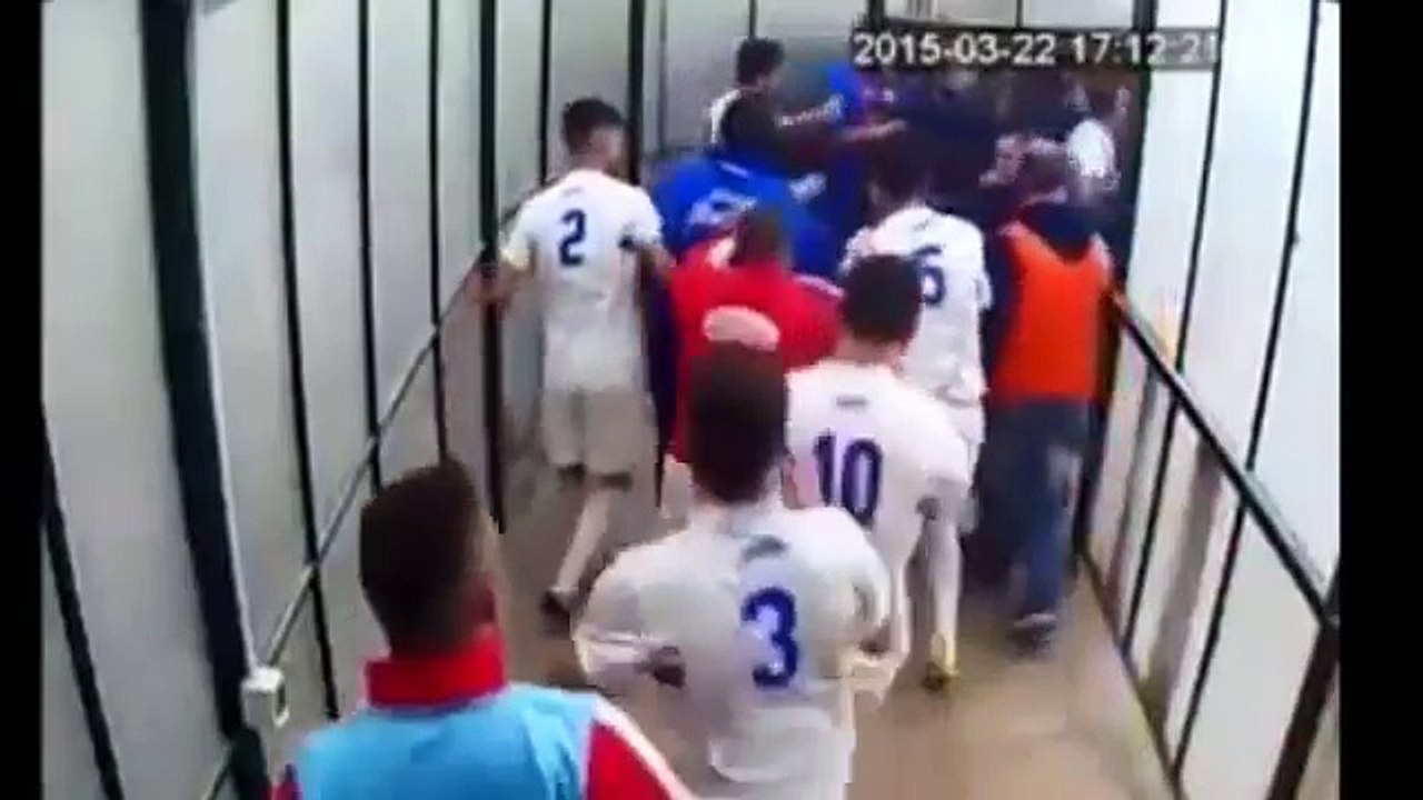 Bagarre extrême dans le tunnel d'un stade italien !