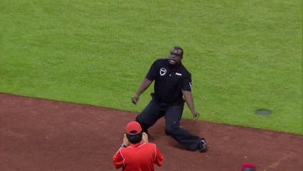 Security Guard Started Dancing During The Match