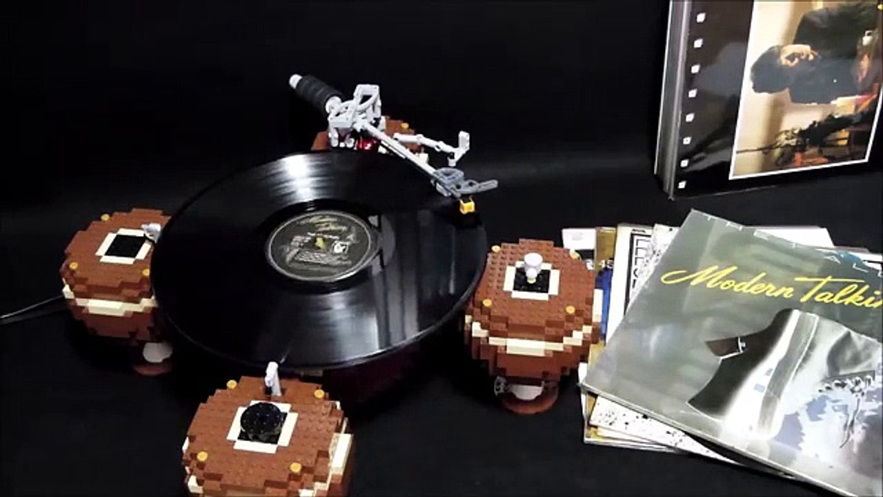 Une platine vinyle vintage entièrement fonctionnelle en LEGO
