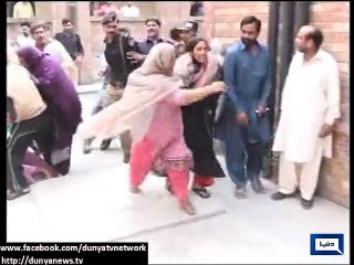 Two Families Fight out side session court in Gujranwala