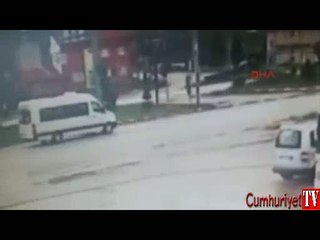 Minibüsten inen öğretmene otomobilin çarpma anı