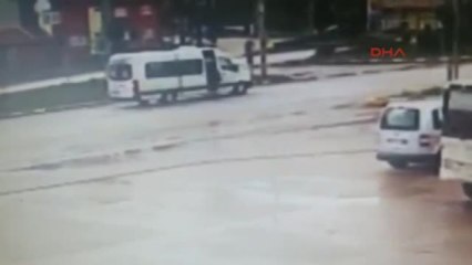 Isparta Minibüsten İnen Öğretmene Otomobil Çarptı