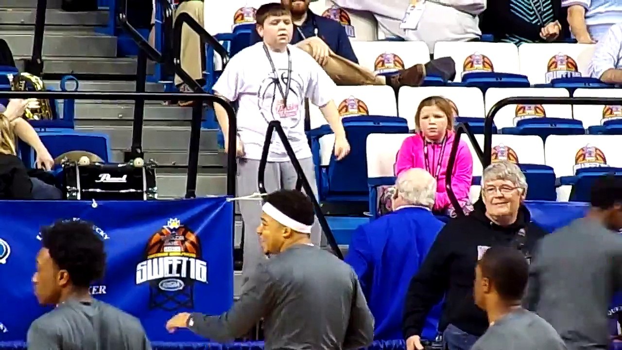 Un enfant dans les tribunes danse sur Happy