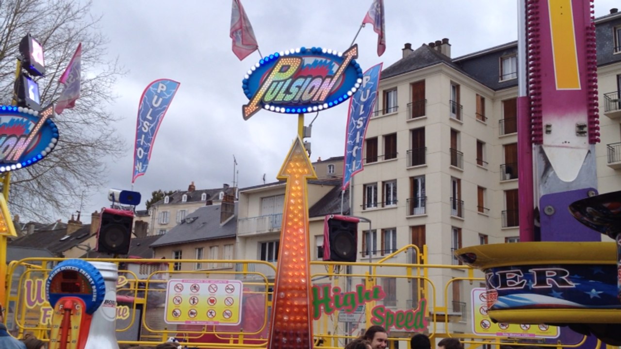 Manèges à sensation à la fête foraine