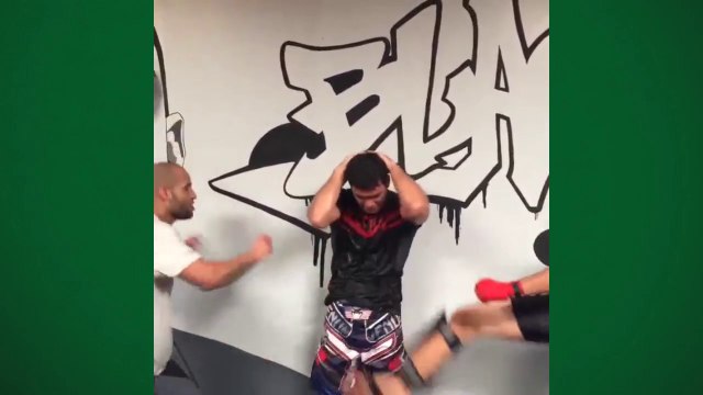 Lyoto recebe sequência de chutes no abdômen em treino