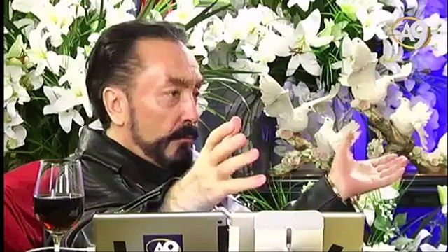 Kobani’de Koalisyon güçlerine kendi evlerini bombalatan PKK, bu yıkımı zafer zannedip üstüne konuyor.